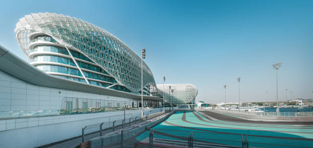 yas viceroy hotel wird auf dem f1 yas marina circuit, abu dhabi, vereinigte arabische emirate gebaut - grand prix rennen stock-fotos und bilder
