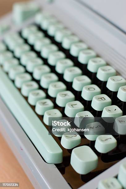 Europea De Máquina De Escribir Foto de stock y más banco de imágenes de Anticuado - Anticuado, Antigualla, Azul