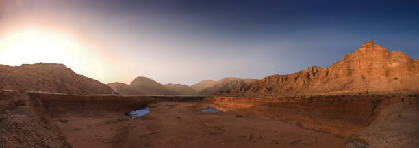 suche jezioro na pustyni otoczone skałami. widok panoramiczny - arid climate travel destinations canyon dawn zdjęcia i obrazy z banku zdjęć