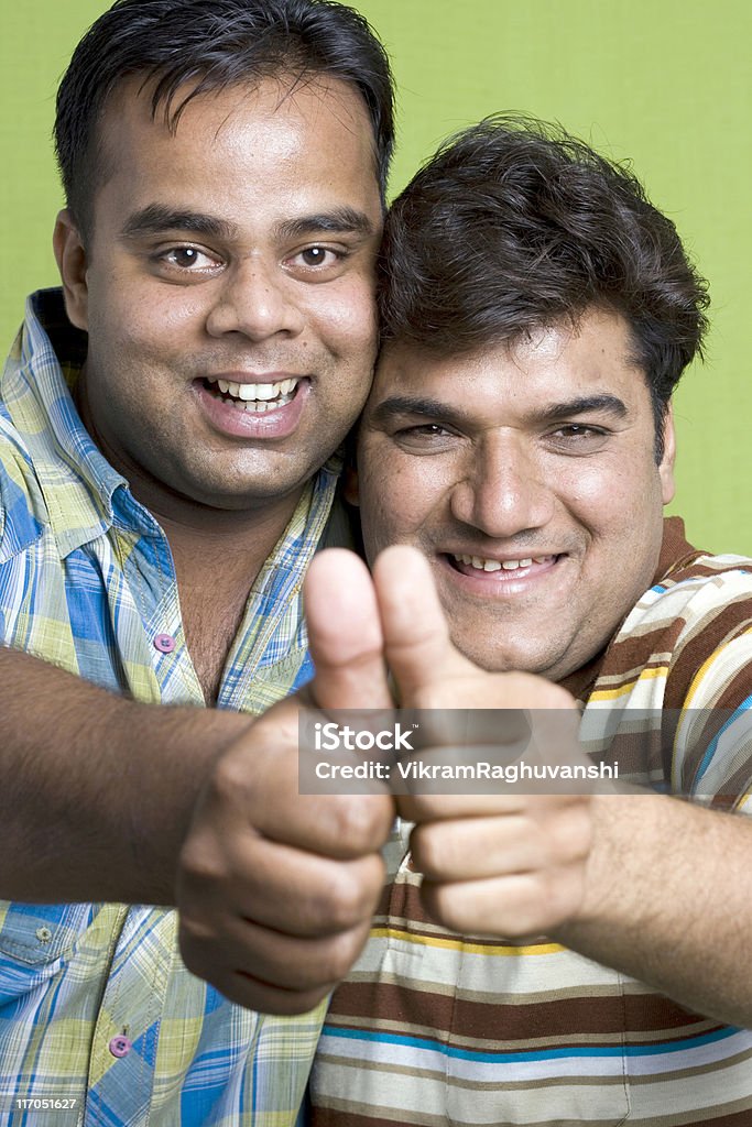 Dwa radosny znajomych Dopingować na kamery z Kciuki w górę znak - Zbiór zdjęć royalty-free (Azja)