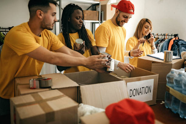 faremo sorridere di nuovo qualcuno - volunteer organized group casual charity and relief work foto e immagini stock