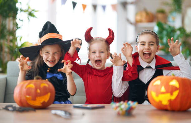 niños con calabaza tallada - halloween pumpkin party carving fotografías e imágenes de stock