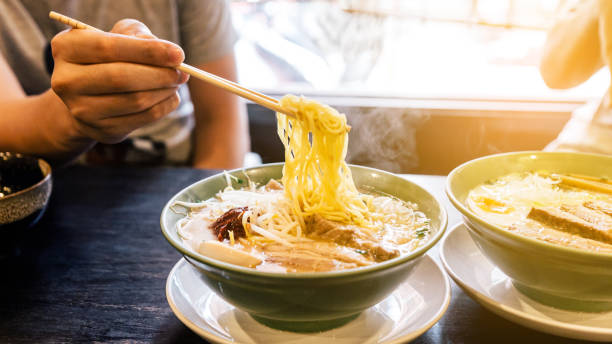 ręcznie szczypanie makaron z parą w bulion ramen z spicy bean paste (miso ramen) z chashu wieprzowina, scallion, kiełkować, kukurydza, suszone wodorosty i gotowane jajko. - thailand soup thai ethnicity thai culture zdjęcia i obrazy z banku zdjęć