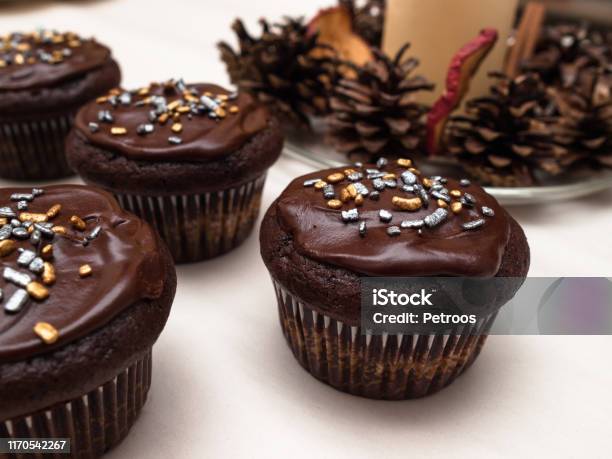 Schokolade Cupcakes Stockfoto und mehr Bilder von Backen - Backen, Bäckerei, Café