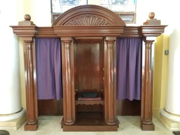 stand de confession en bois brun avec rideau violet - confession booth curtain church nobody photos et images de collection