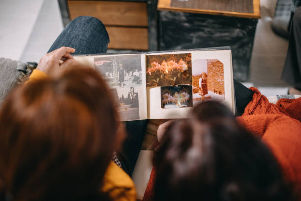 wspomnienia - parent nostalgia photo album people zdjęcia i obrazy z banku zdjęć