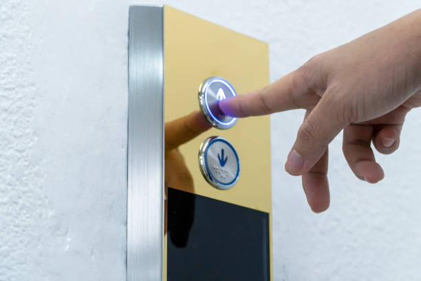 premere a mano il pulsante dell'ascensore verso l'alto - touching human finger choice push button foto e immagini stock