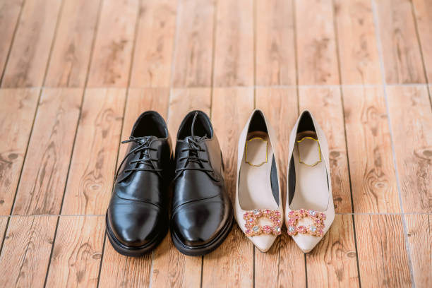 scarpe da sposa e da sposo. scarpe da sposa e da sposo fianco a fianco. accessori per sposi. - shoe groom wood luxury foto e immagini stock