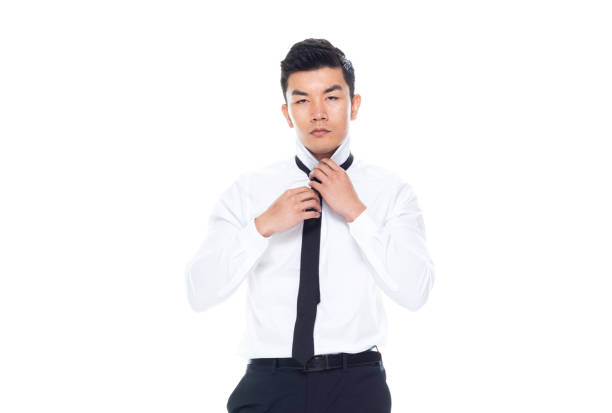 schöne asiatische mann binden eine krawatte - 11270 stock-fotos und bilder