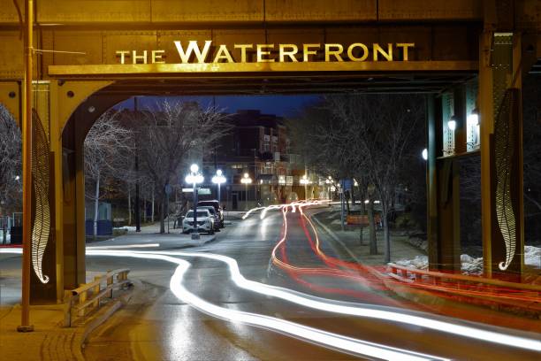 the waterfront at night - canada main street manitoba winnipeg fotografías e imágenes de stock