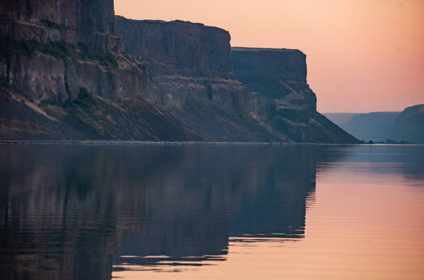 smokey glow of a summer's sunset in the grand coulee canyon around banks lake in washington. - grand coulee dam imagens e fotografias de stock