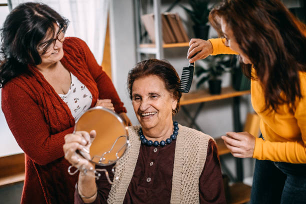 seniors doing make-up for party - make up women ceremonial makeup senior women imagens e fotografias de stock