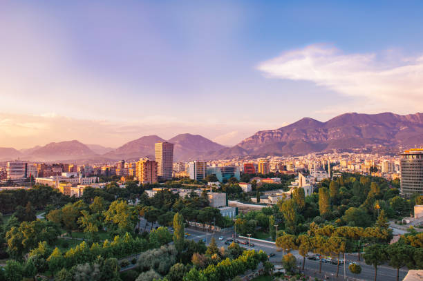 areal uitzicht op het centrum van tirana bij zonsondergang. - areal stockfoto's en -beelden