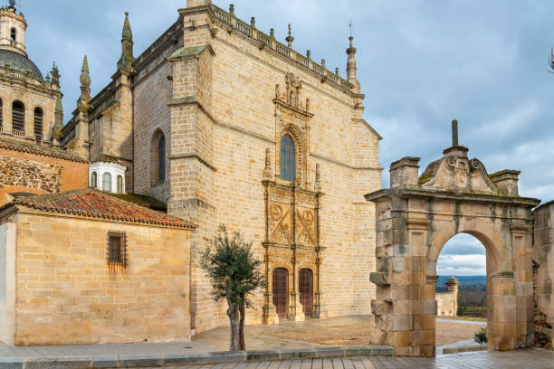 catedral de santa maría de la asunción en coria, cáceres, extremadura, españa - caceres fotografías e imágenes de stock