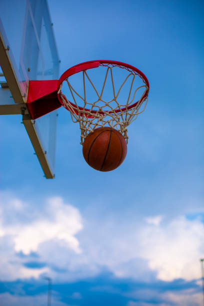 but - basketball business basketball hoop slam dunk photos et images de collection