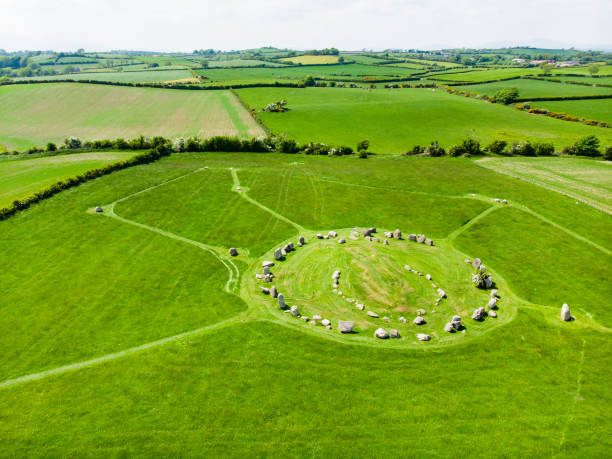 cerchio di pietre di ballynoe, un tumulo preistorico dell'età del bronzo circondato da una struttura circolare di pietre erette, contea di down, nothern ireland - stone circle foto e immagini stock