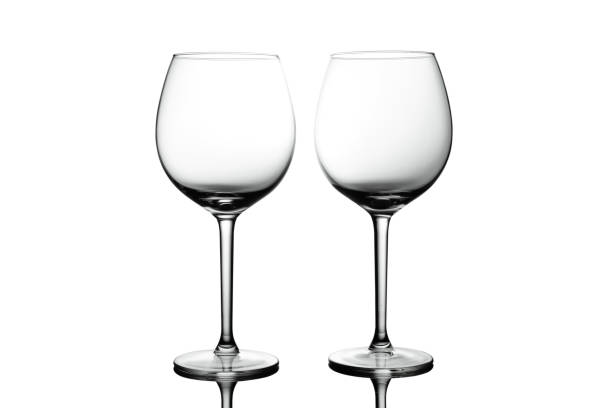 pulire bicchieri da vino vuoti con riflessi su sfondo bianco. sfondo della carta per bevande alcoliche. - still shot foto e immagini stock