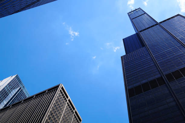 низкий угол выстрела черно-белых небоскребов - chicago black and white contemporary tower стоковые фото и изображения