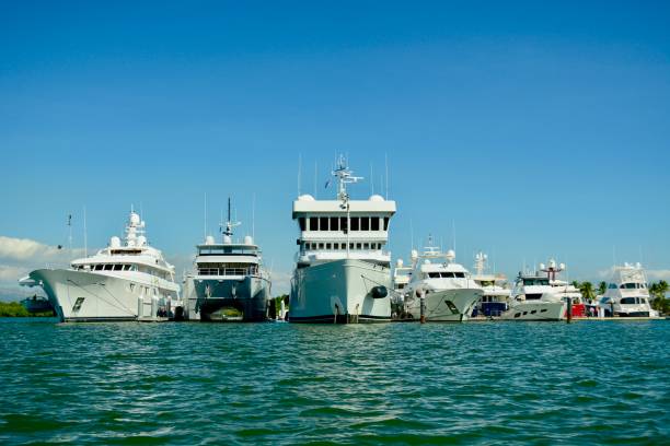 iates privados de luxo na marina de port denarau. - denarau - fotografias e filmes do acervo