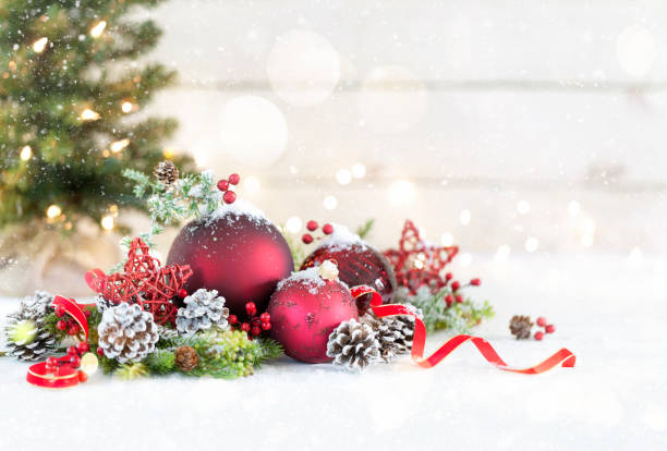 흰색 나무 배경에 크리스마스 baubles - 크리스마스 이미지 뉴스 사진 이미지