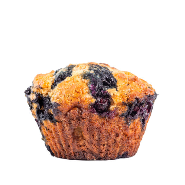 muffin de arándanos casero aislado en blanco - muffin blueberry muffin blueberry isolated fotografías e imágenes de stock