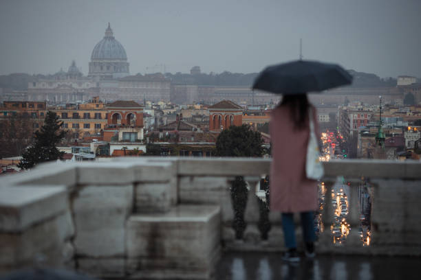 melancholijny rzym o zachodzie słońca: deszcz poza sezonem - rome italy city cupola zdjęcia i obrazy z banku zdjęć