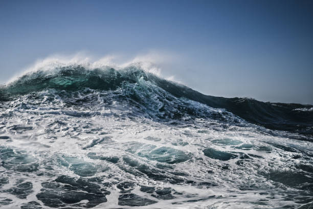 the shape of the sea: waves crashing - tide imagens e fotografias de stock