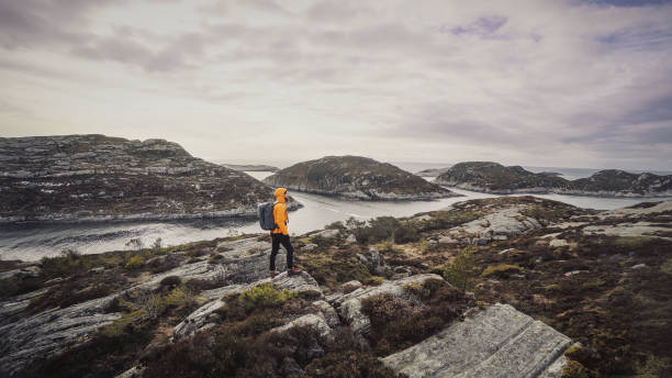 aventuras do curso do homem: montanha que caminha em noruega - rock norway courage mountain - fotografias e filmes do acervo