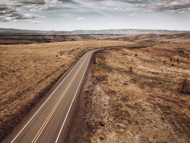 vista aérea do campo em wyoming - bighorn mountains - fotografias e filmes do acervo