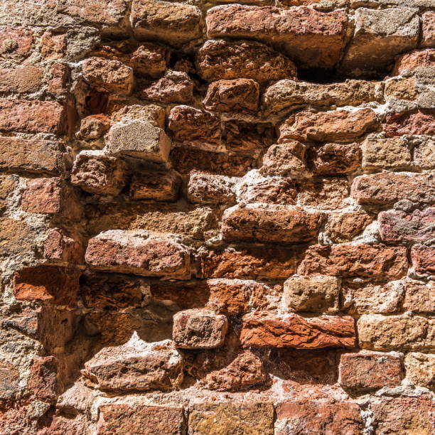 vieux mur vénitien émietté - dorsoduro quarter photos et images de collection