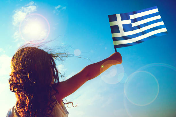 揮舞著希臘國旗的小女孩 - 希臘國旗 個照片及圖片檔