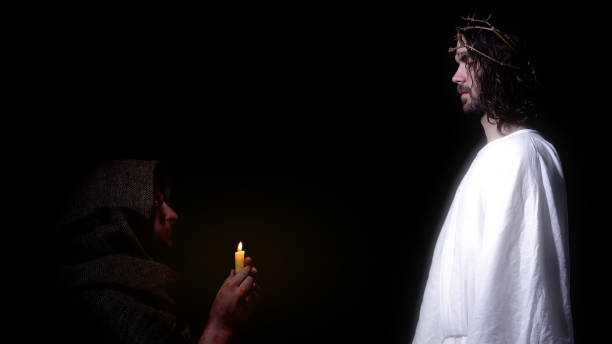 armer alter mann betet mit kerze, um jesus zu erscheinen, erlösung der rechtschaffenen seele - righteous stock-fotos und bilder