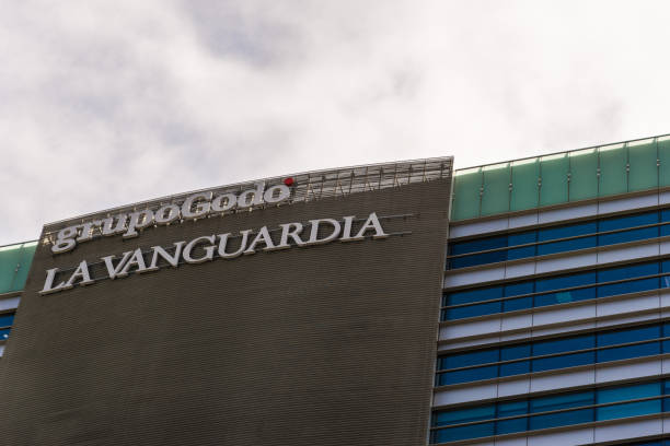 edificio con canti del quotidiano la vanguardia e grupo godo - open foto e immagini stock