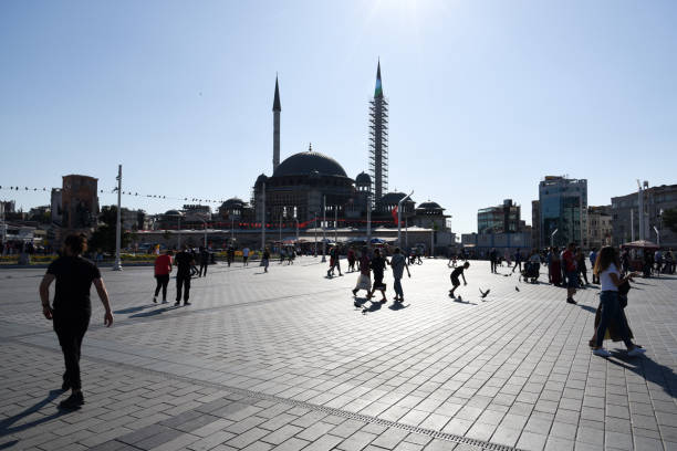 taksim-platz istanbul - wiedenmeier istanbul stock-fotos und bilder