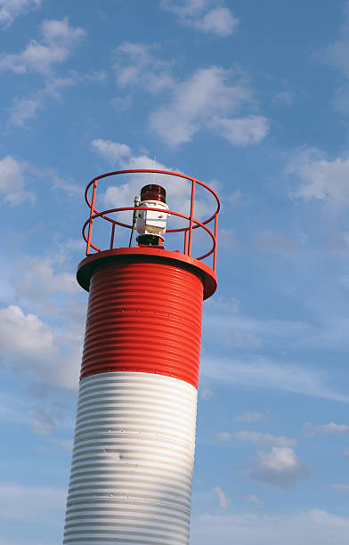 czerwony i biały latarnia morska w błękitne niebo - lighthouse local landmark blue canada zdjęcia i obrazy z banku zdjęć