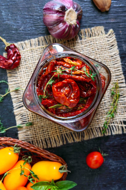 sun-dried tomatoes with herbs, garlic in olive oil in a glass jar. top view, flat lay - restaurant pasta italian culture dinner imagens e fotografias de stock