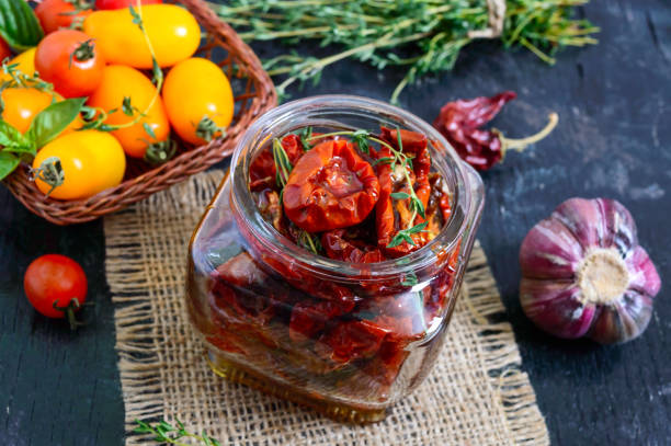 sun-dried tomatoes with herbs, garlic in olive oil in a glass jar. top view - restaurant pasta italian culture dinner imagens e fotografias de stock