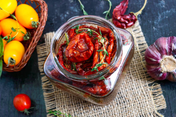 sun-dried tomatoes with herbs, garlic in olive oil in a glass jar. top view, flat lay - restaurant pasta italian culture dinner imagens e fotografias de stock