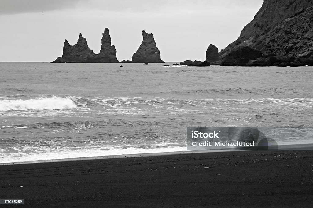 Black praia e pedras em Vik - Foto de stock de Areia royalty-free