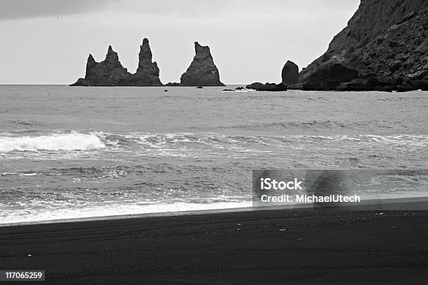 Praia Preto E Pedras Na Vik - Fotografias de stock e mais imagens de Ao Ar Livre - Ao Ar Livre, Areia, Beira d'Água