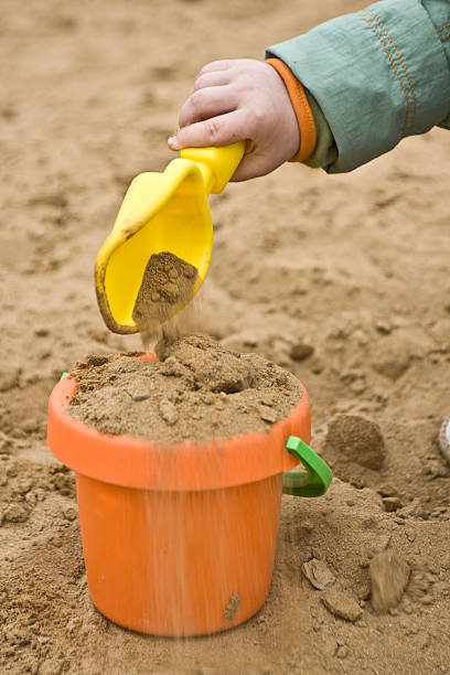 juegos con arena - sandbox child human hand sand fotografías e imágenes de stock