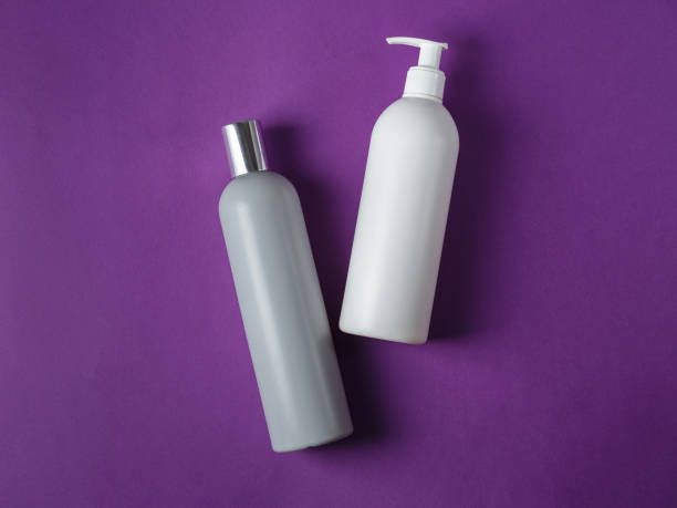 champú en blanco gris y botellas cosméticas de acondicionador blanco - shower gel fotografías e imágenes de stock