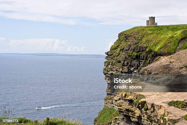 Os Penhascos De Moher - Fotografias de stock e mais imagens de Alto - Descrição Física - Alto - Descrição Física, Ao Ar Livre, Castelo