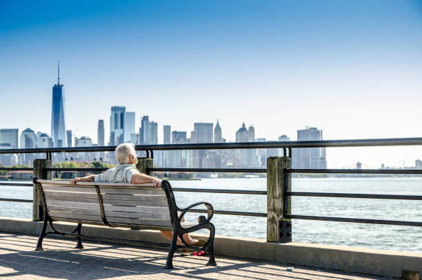 dojrzały mężczyzna patrzący na manhattan - senior adult new york state new york city active seniors zdjęcia i obrazy z banku zdjęć