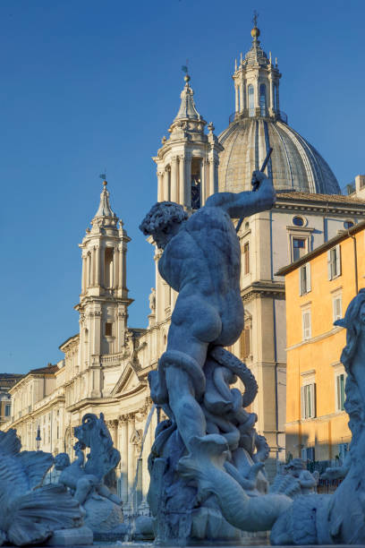 kościół sant'agnese i fontanna neptuna, plac navona, rzym, włochy - rome piazza navona church roman mythology zdjęcia i obrazy z banku zdjęć