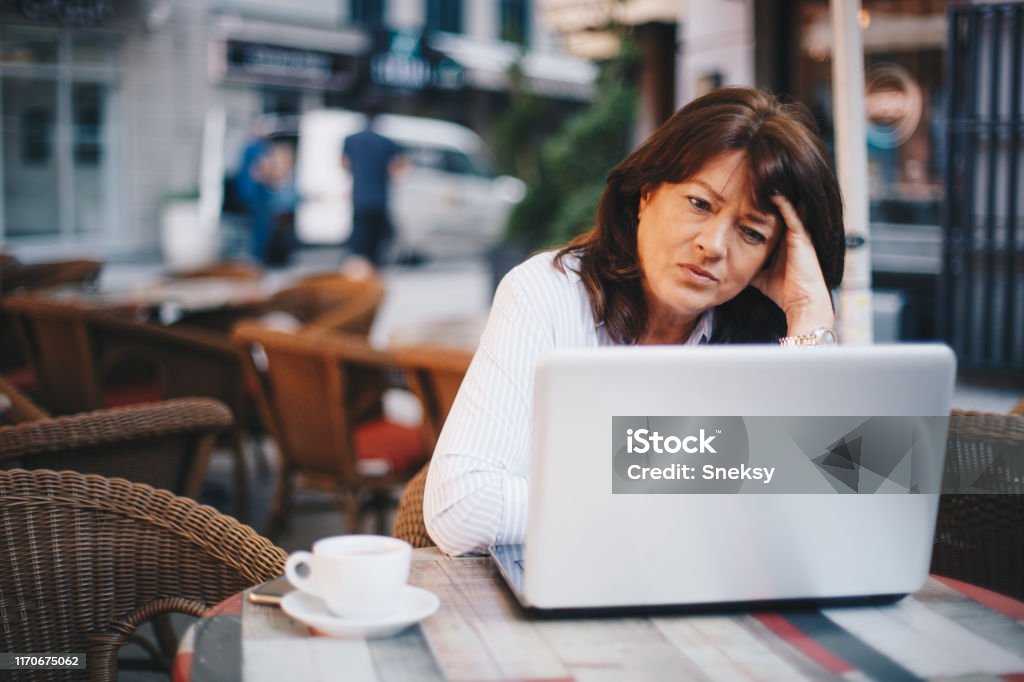 Donna d'affari che usa laptop - Foto stock royalty-free di Abbigliamento da lavoro Donna d'affari che usa laptop - Foto stock royalty-free di Abbigliamento da lavoro