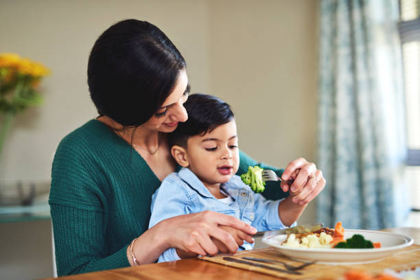 istock Teaching her little one all about healthy eating 1170675764