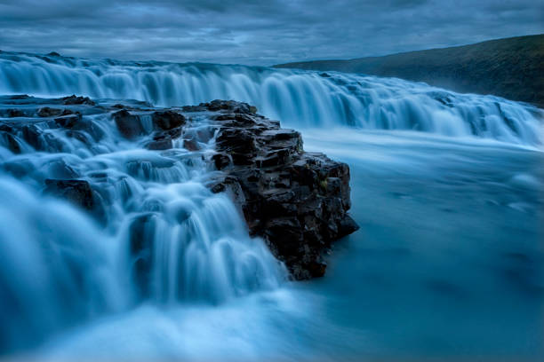 opinião icelandic da meia-noite da cachoeira de gulfoss - gullfoss falls - fotografias e filmes do acervo
