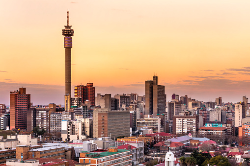 Amanecer de Johannesburgo con el paisaje urbano de la torre telkom photo