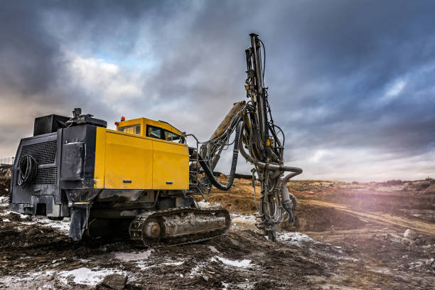 forage de roche et de pierre dans un chantier de construction - rock quarry photos et images de collection